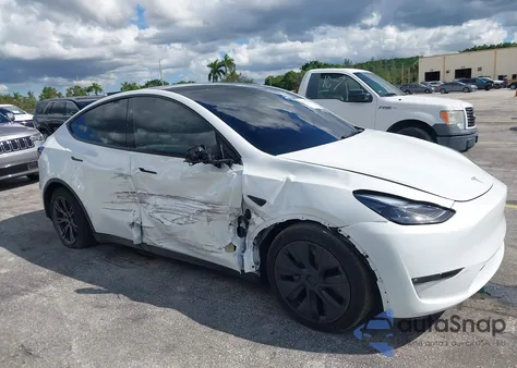 2025 Tesla Model Y Long Range Dual Motor All-Wheel Drive z USA, uszkodzony, nr VIN 7SAYGAEE4SF283972